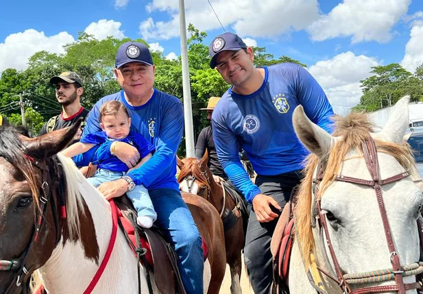 Deputado João Mádispn com o filho, Mádison Filho e o netinho na cavalgada