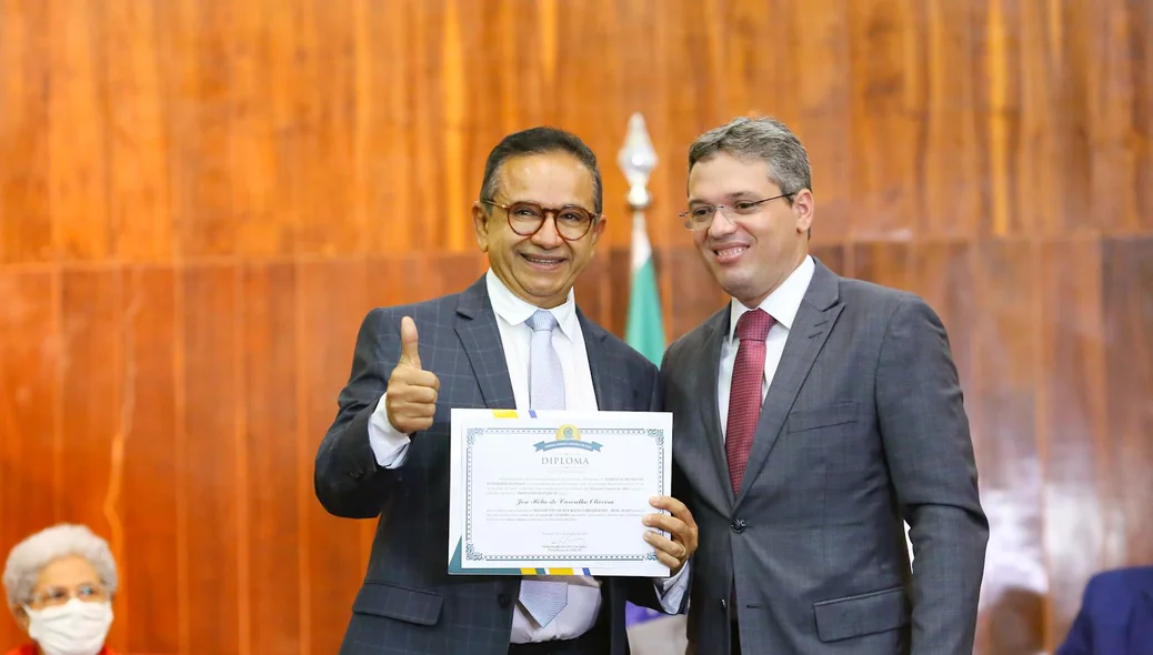 Deputado reeleito Dr. Hélio recebe diploma