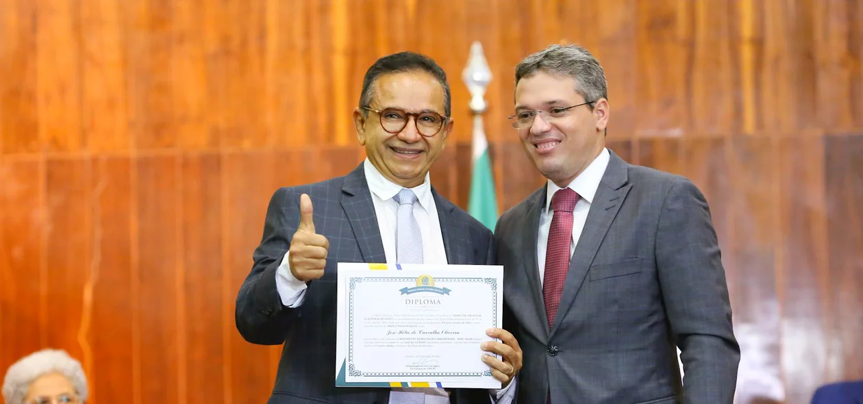 Deputado reeleito Dr. Hélio recebe diploma