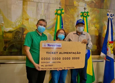 Dr. Pessoa entrega cartões do auxílio-alimentação para servidores