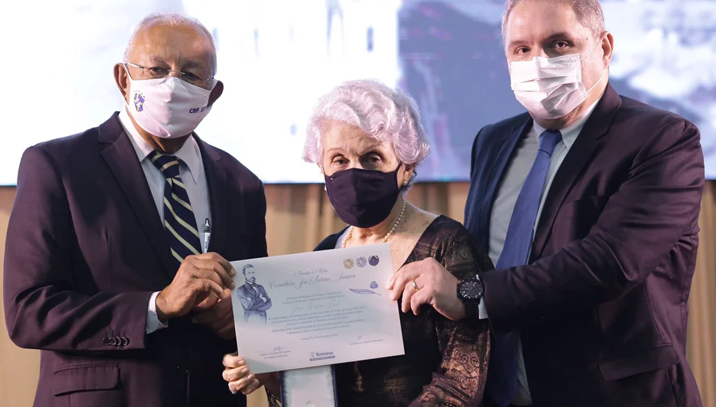 Dr. Pessoa entrega medalha do Mérito Conselheiro Saraiva