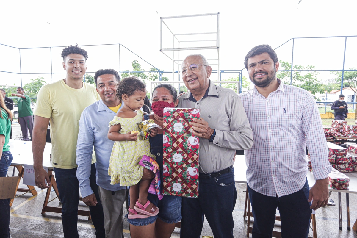 Dr. Pessoa entrega presentes