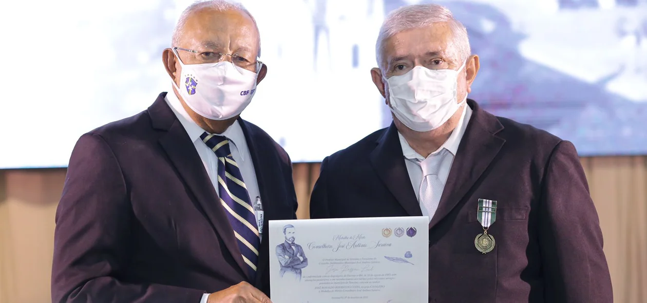 Dr. Pessoa entregando medalha