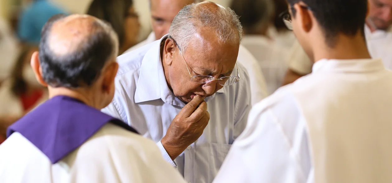 Dr. Pessoa tomando a hóstia sagrada