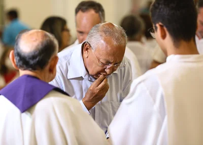 Dr. Pessoa tomando a hóstia sagrada