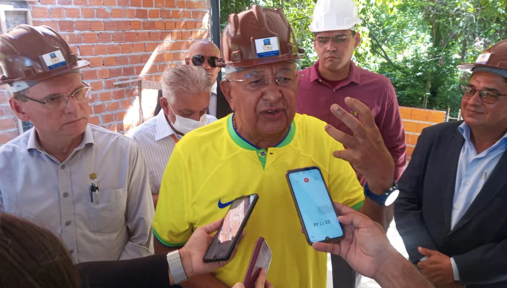 Dr. Pessoa visita obras da Escola 15 de Outubro na zona norte