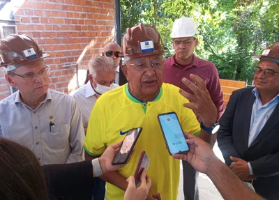 Dr. Pessoa visita obras da Escola 15 de Outubro na zona norte