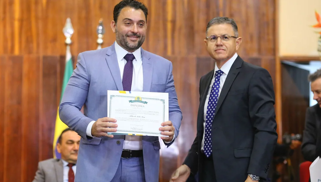 Dr. Thales sendo diplomado deputado estadual