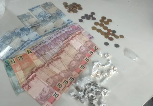 Drogas e dinheiro apreendidos