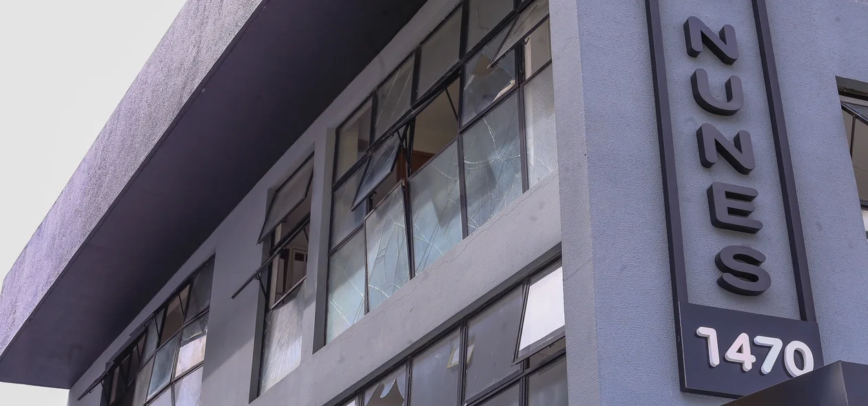 Edifícios próximos tiveram janelas estilhaçadas