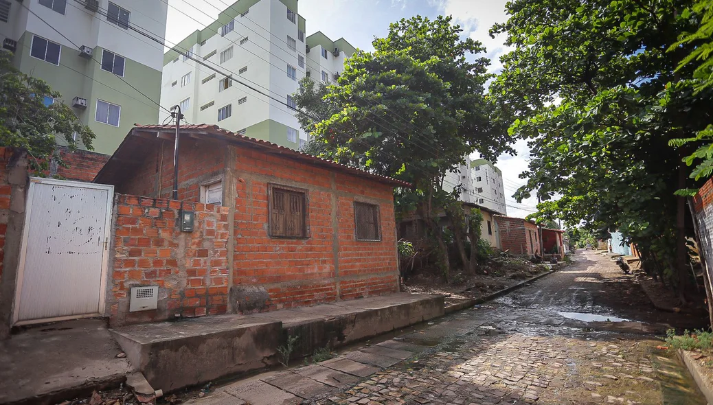 Edilson mostra água do esgoto do condomínio que está passando por cima da Rua Boa Esperança