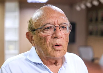 Edson Melo, do PSDB, conversando com a imprensa