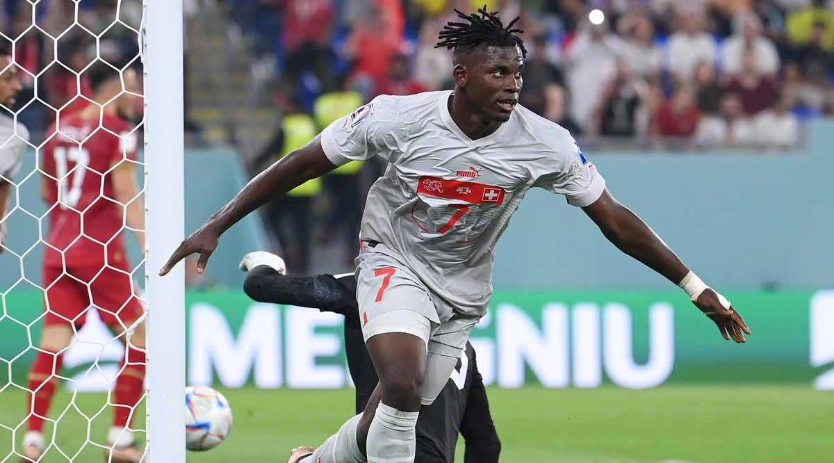 Embolo comemorando gol contra a Sérvia