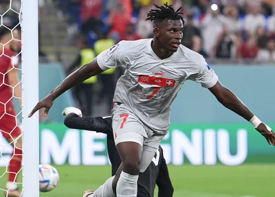Embolo comemorando gol contra a Sérvia