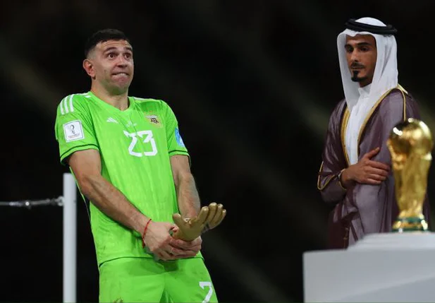 Emiliano Martínez fazendo gesto ao receber prêmio de melhor goleiro da Copa do Mundo do Catar