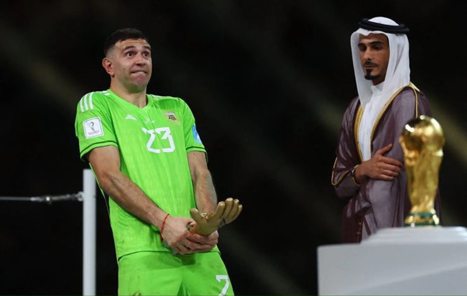 Emiliano Martínez fazendo gesto ao receber prêmio de melhor goleiro da Copa do Mundo do Catar