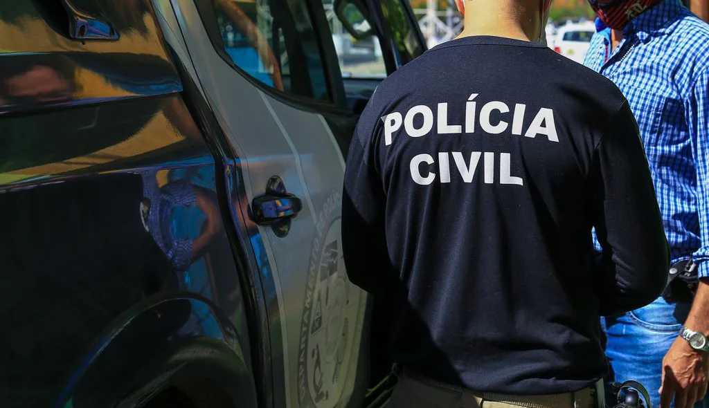 Equipes do 1º DP da Polícia Civil em diligência no local