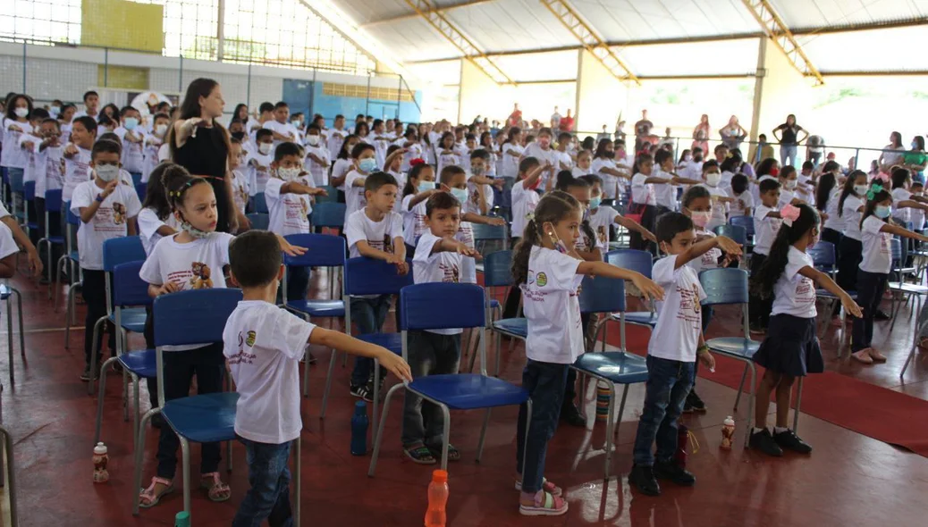 Estudantes de escolas de Nossa Senhora de Nazaré em juramento durante formatura do Proerd