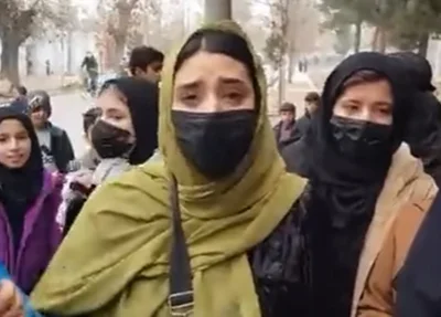 Estudantes vestem o jihab durante protesto