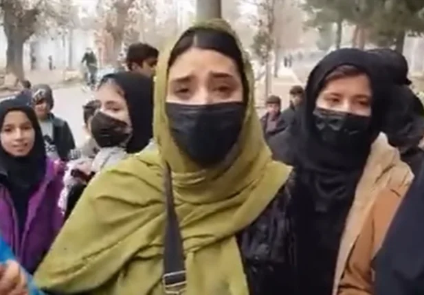 Estudantes vestem o jihab durante protesto