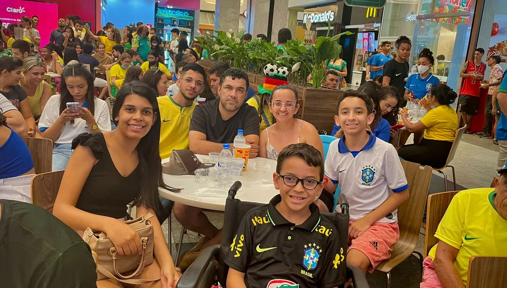 Família e amigos reunidos assistindo jogo