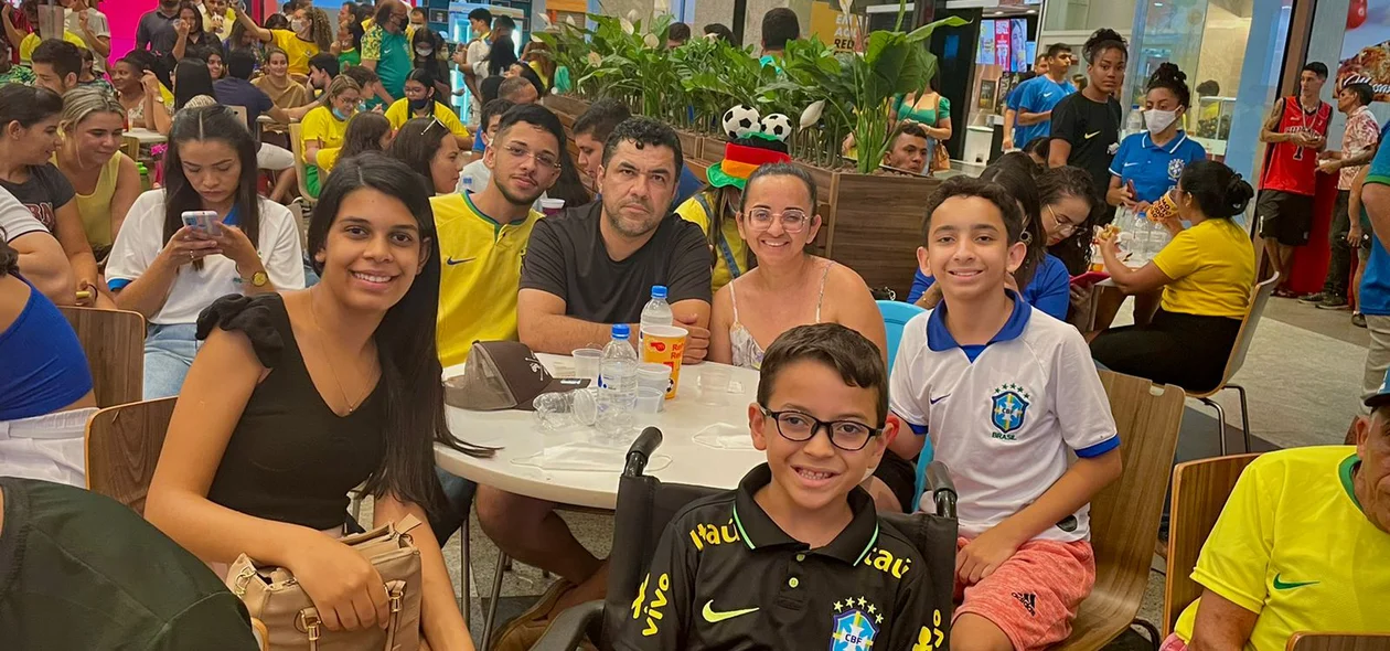 Família e amigos reunidos assistindo jogo