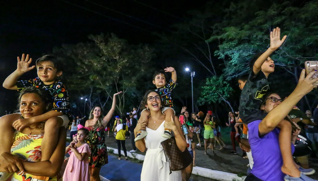 Familiares acompanhando a caravana de natal