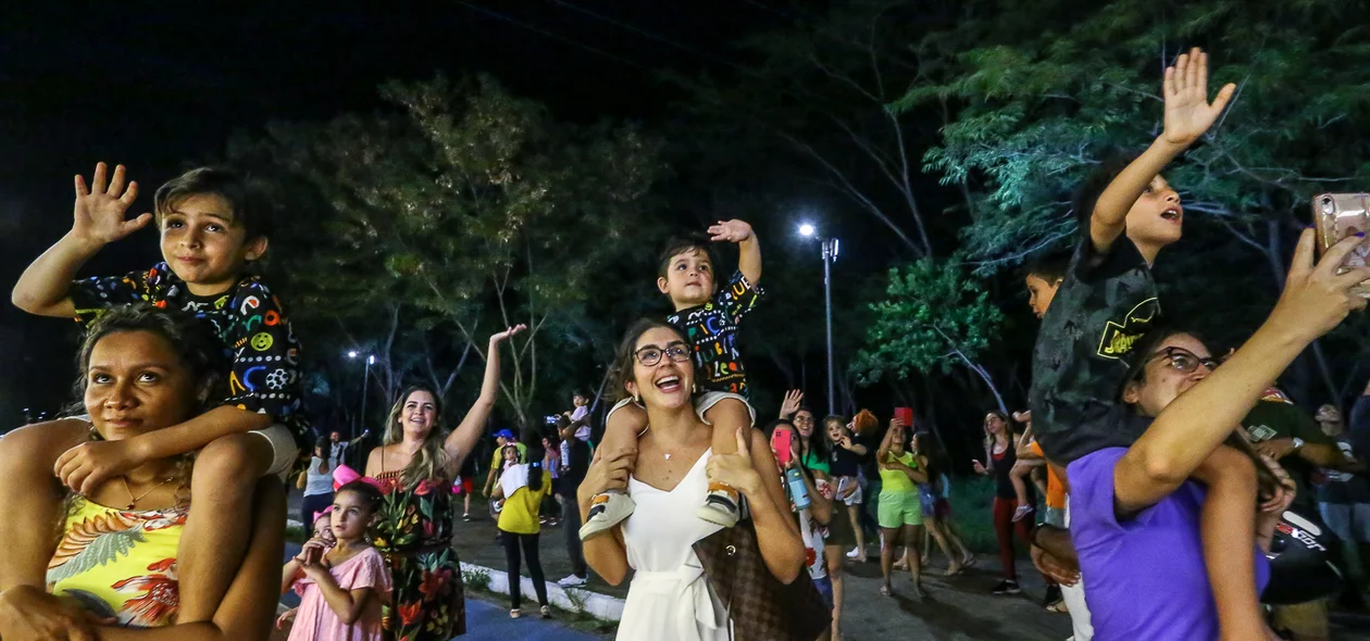 Familiares acompanhando a caravana de natal