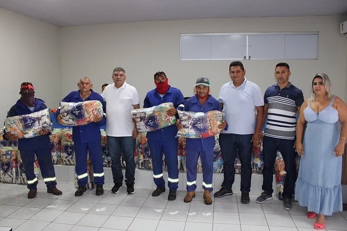 Famílias recebem cestas básicas