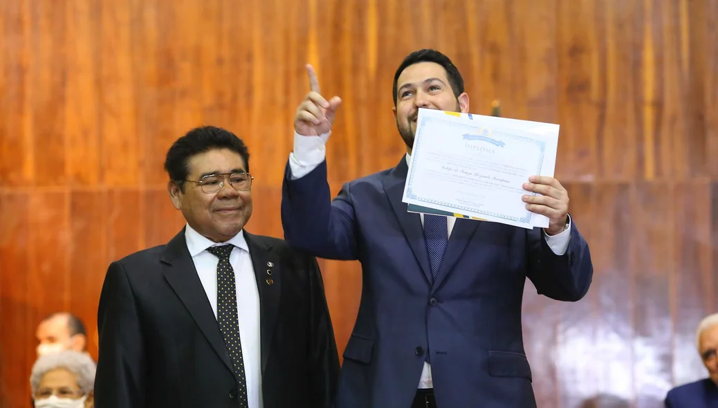 Felipe Sampaio é diplomado
