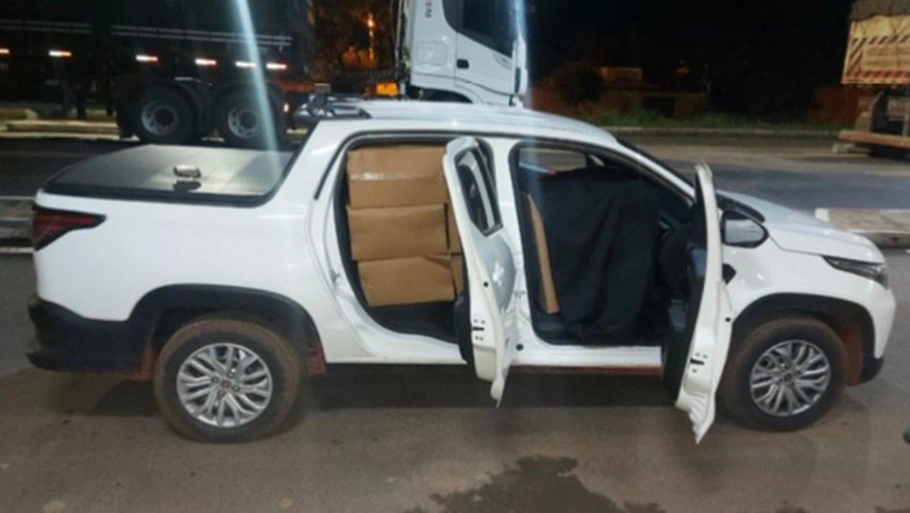 Fiat Strada lotado com caixas de cigarro