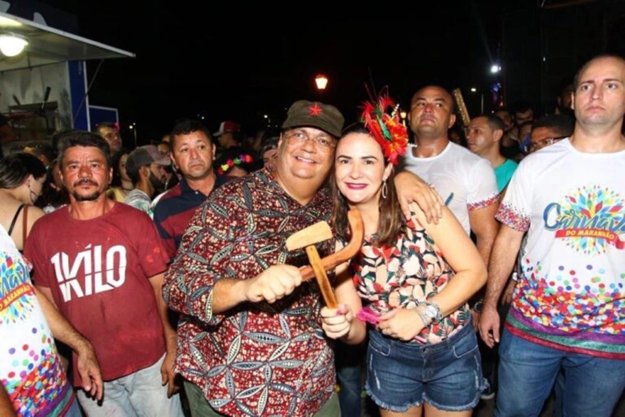 Flávio Dino faz símbolo do comunismo