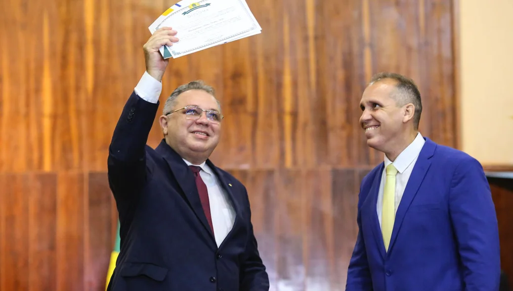 Florentino Neto recebe diploma