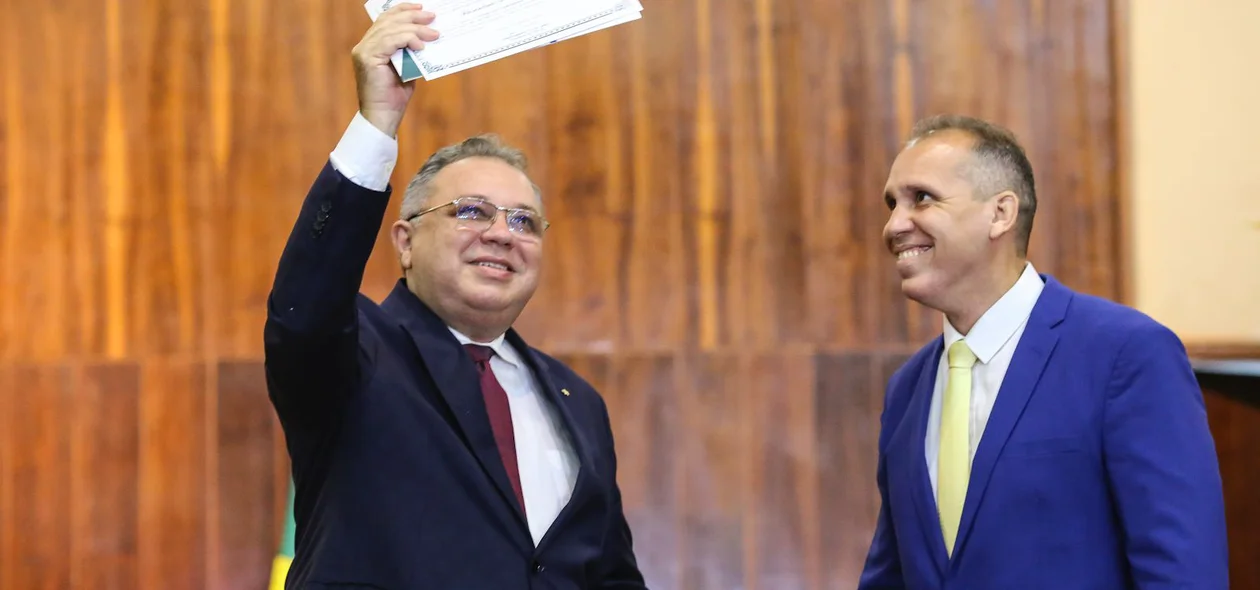 Florentino Neto recebe diploma