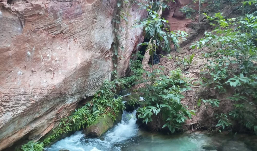 Fonte de água mineral é proveniente de uma caverna