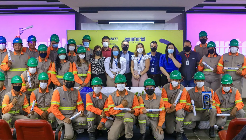 Formandos recebem os diplomas do curso de eletricista