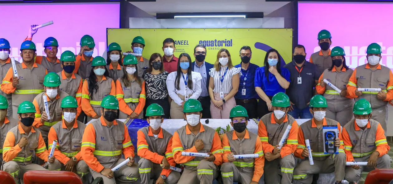 Formandos recebem os diplomas do curso de eletricista