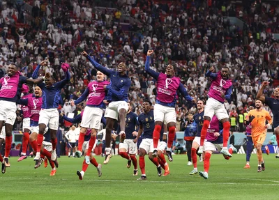 Franceses comemoram classificação sobre a Inglaterra