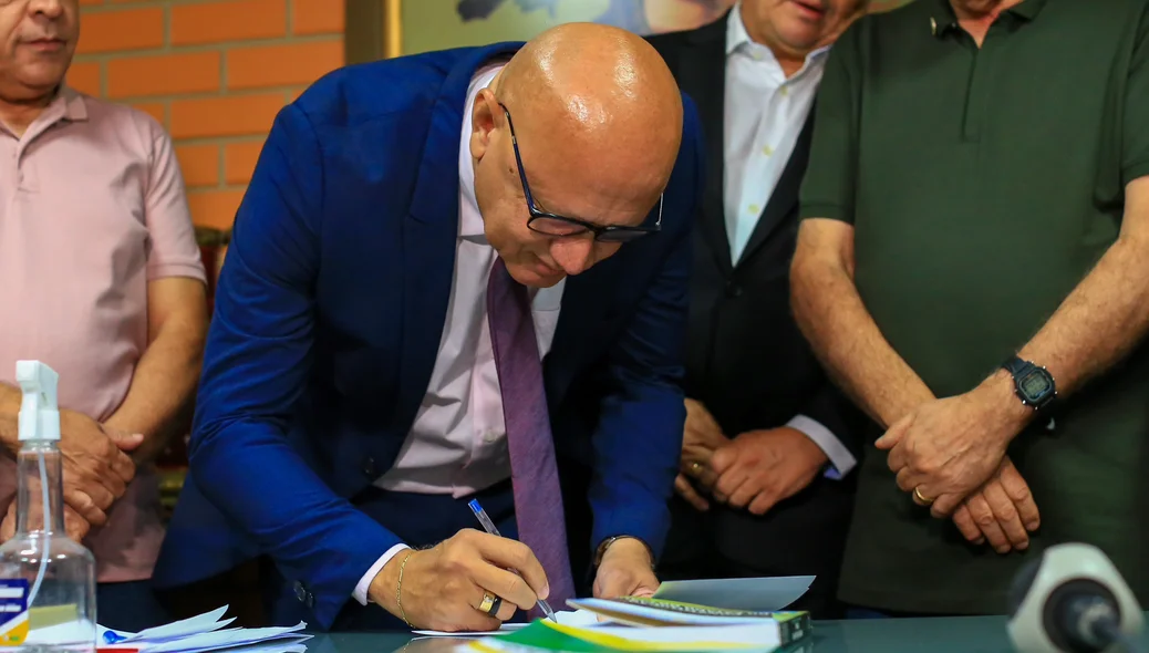 Franzé Silva assinando documento