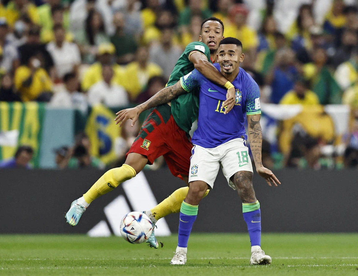Gabriel Jesus diante da seleção de Camarões