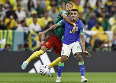 Gabriel Jesus diante da seleção de Camarões