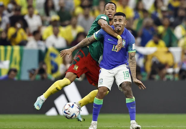 Gabriel Jesus diante da seleção de Camarões