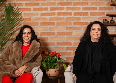 Gal Costa e Marina Sena cantando "Para Lennon e McCartney"