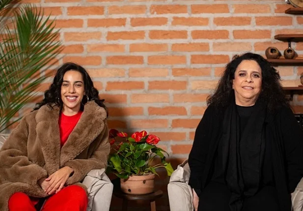 Gal Costa e Marina Sena cantando "Para Lennon e McCartney"