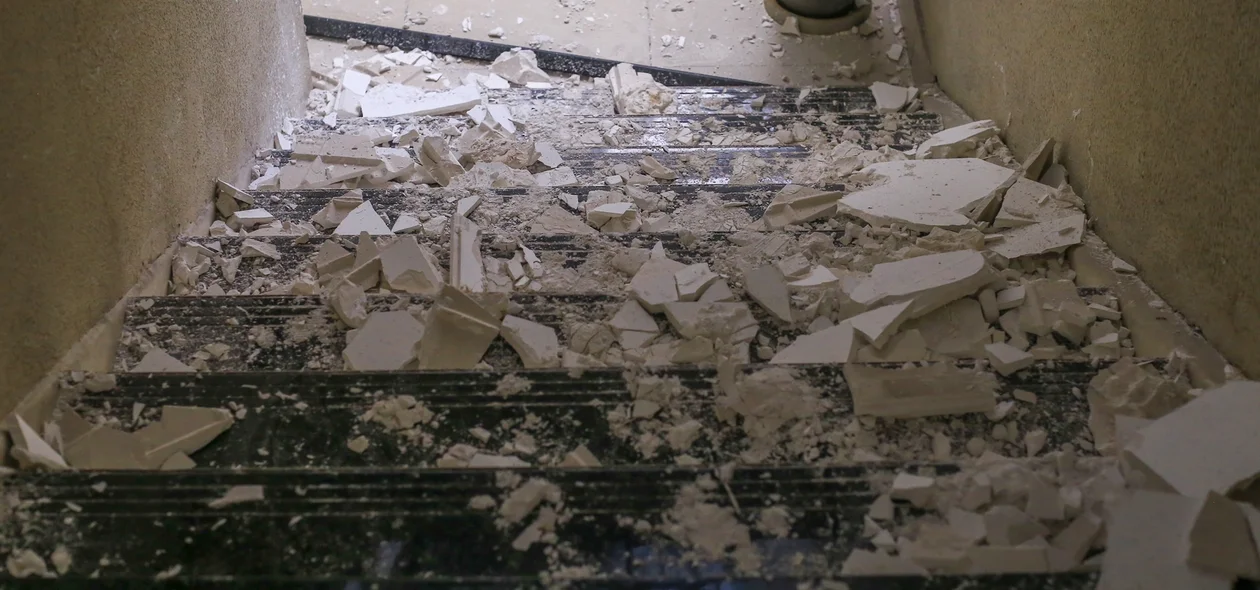 Gesso de edifício cedeu