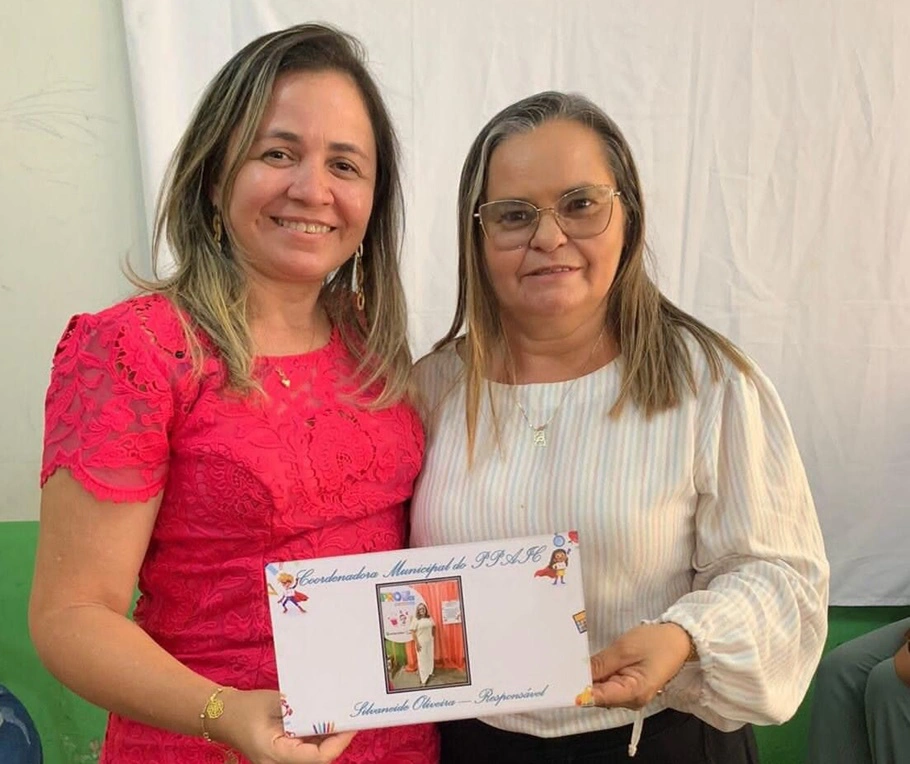 Gestores recebendo certificado por participação na formação do PPAIC