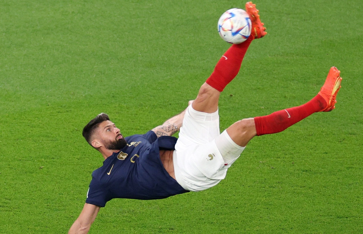 Giroud em lance contra Polônia