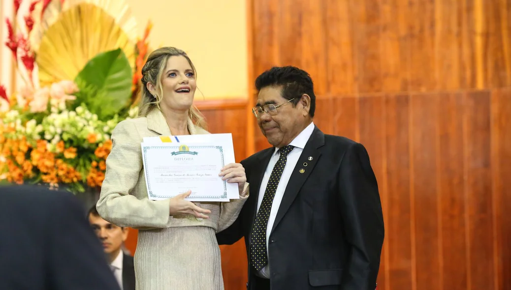 Gracinha Mão Santa recebe diploma