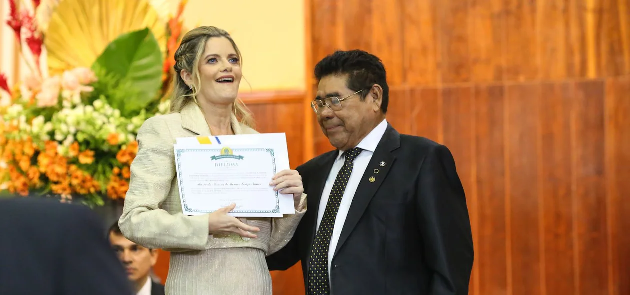 Gracinha Mão Santa recebe diploma
