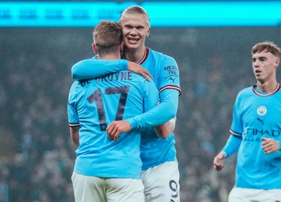 Haaland e De Bruyne comemorando gol contra o Liverpool